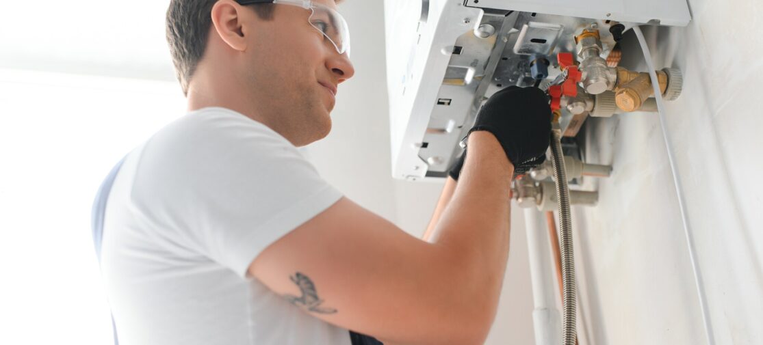 Nowoczesny, wiszący kocioł gazowy kondensacyjny zainstalowany w domowej kotłowni jako źródło ciepła.