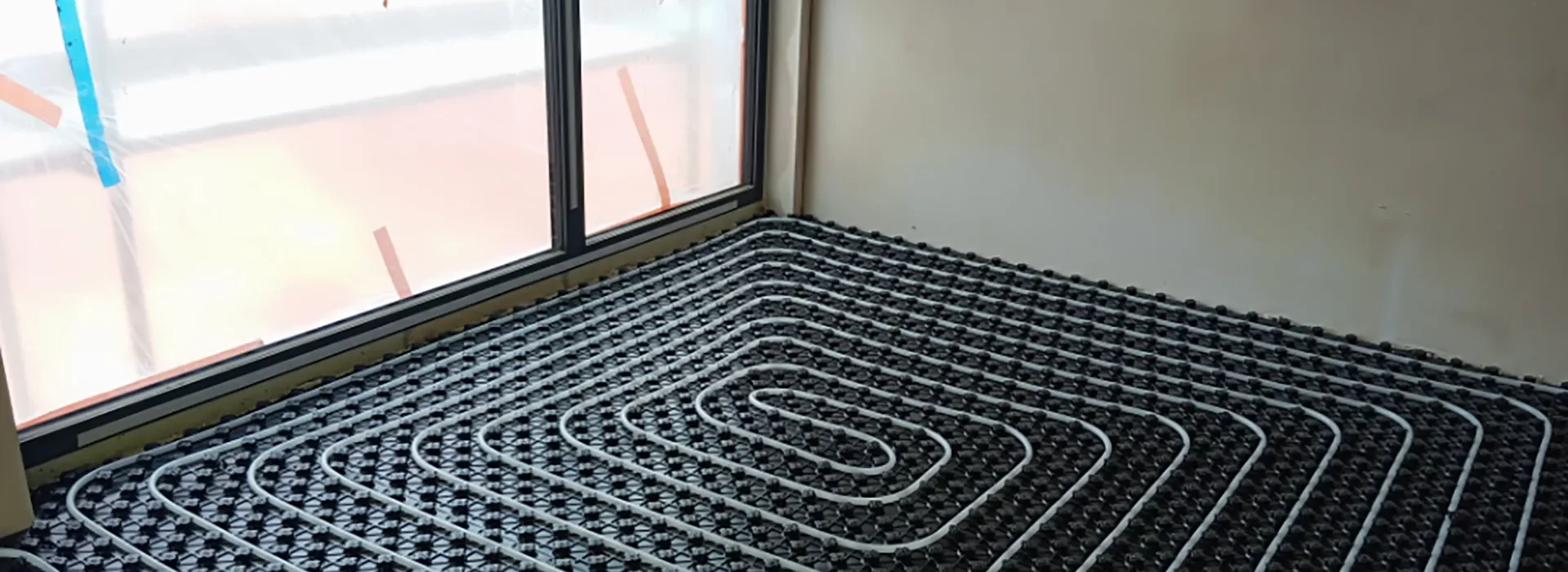 Instalacja wodnego ogrzewania podłogowego z płytą termoformowaną z wypustkami pod wylewkę betonową