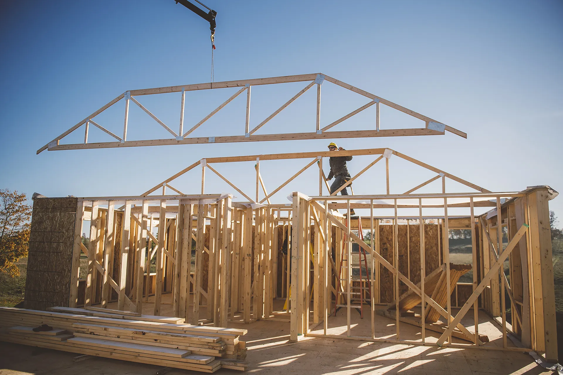 montowanie elementów konstrukcyjnych budynku z wykorzystaniem dźwigu