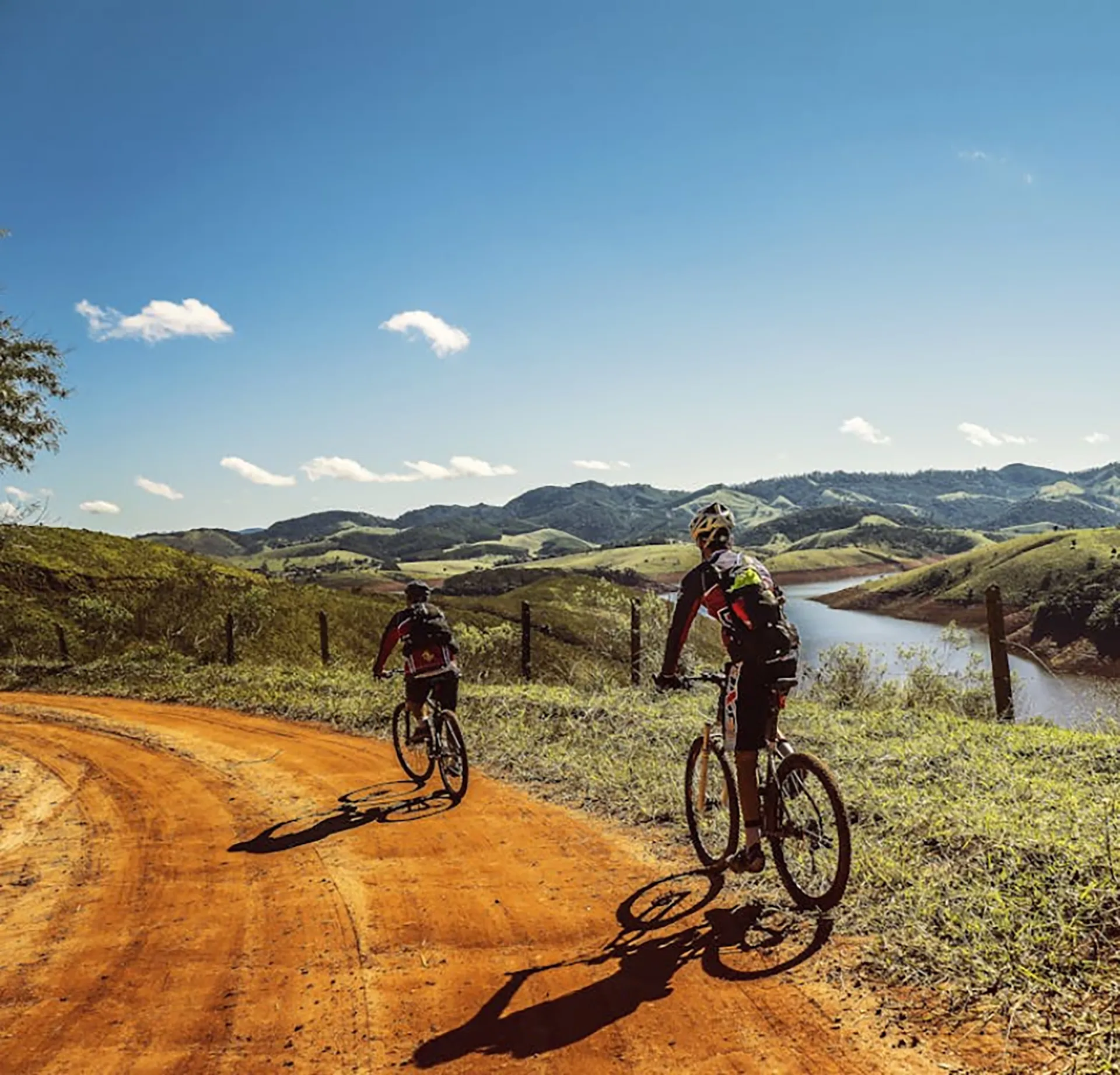 Rowerzyści na przejeżdżce - pasje pracowników Sandersystem