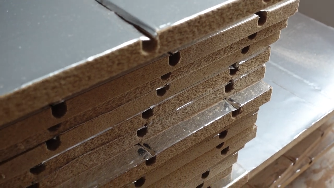 Sander Alu Acoustic — płyta z włókna drzewnego z aluminiową okleiną, nośnik rur ogrzewania podłogowego