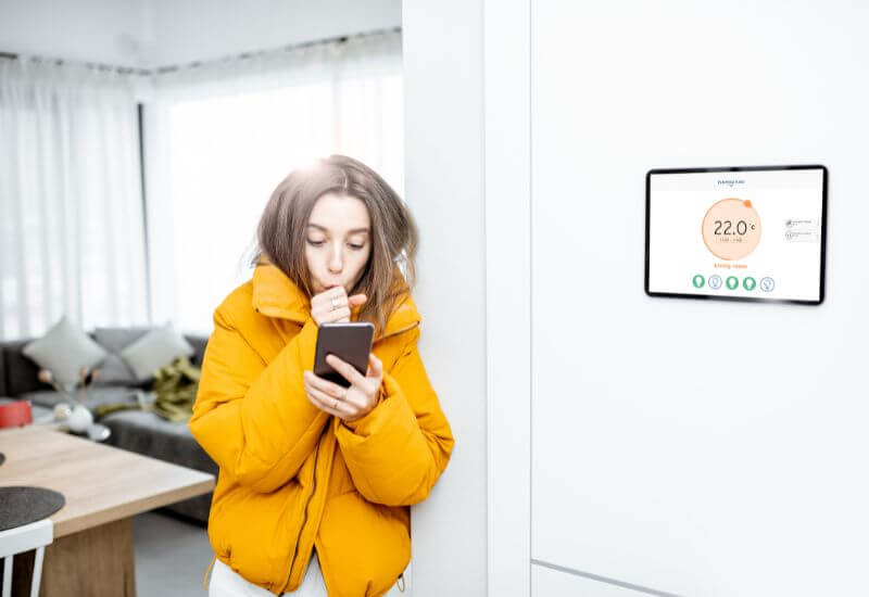 wizualizacja prezentująca efekty oszczędzania na ogrzewaniu - noszenie kurtki w domu