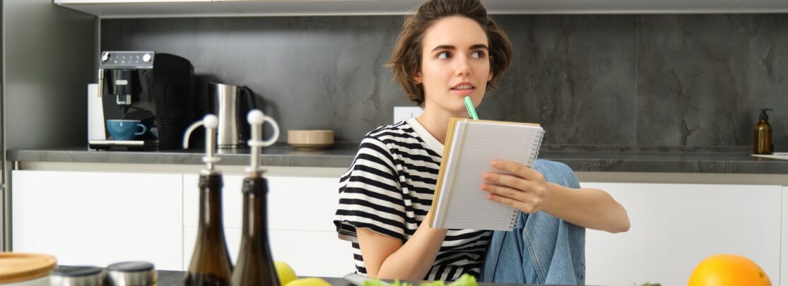 Kobieta myśląca w kuchni nad wykonaniem ogrzewania